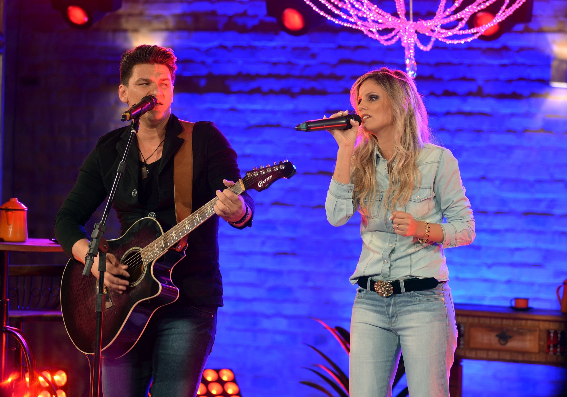 3.fev.2015 - O cantor Dan Marinho fazia dupla com outro músico, mas desde 2014, se apresenta com a mulher Janaína repertório próprio do sertanejo gospel - André Durão/UOL