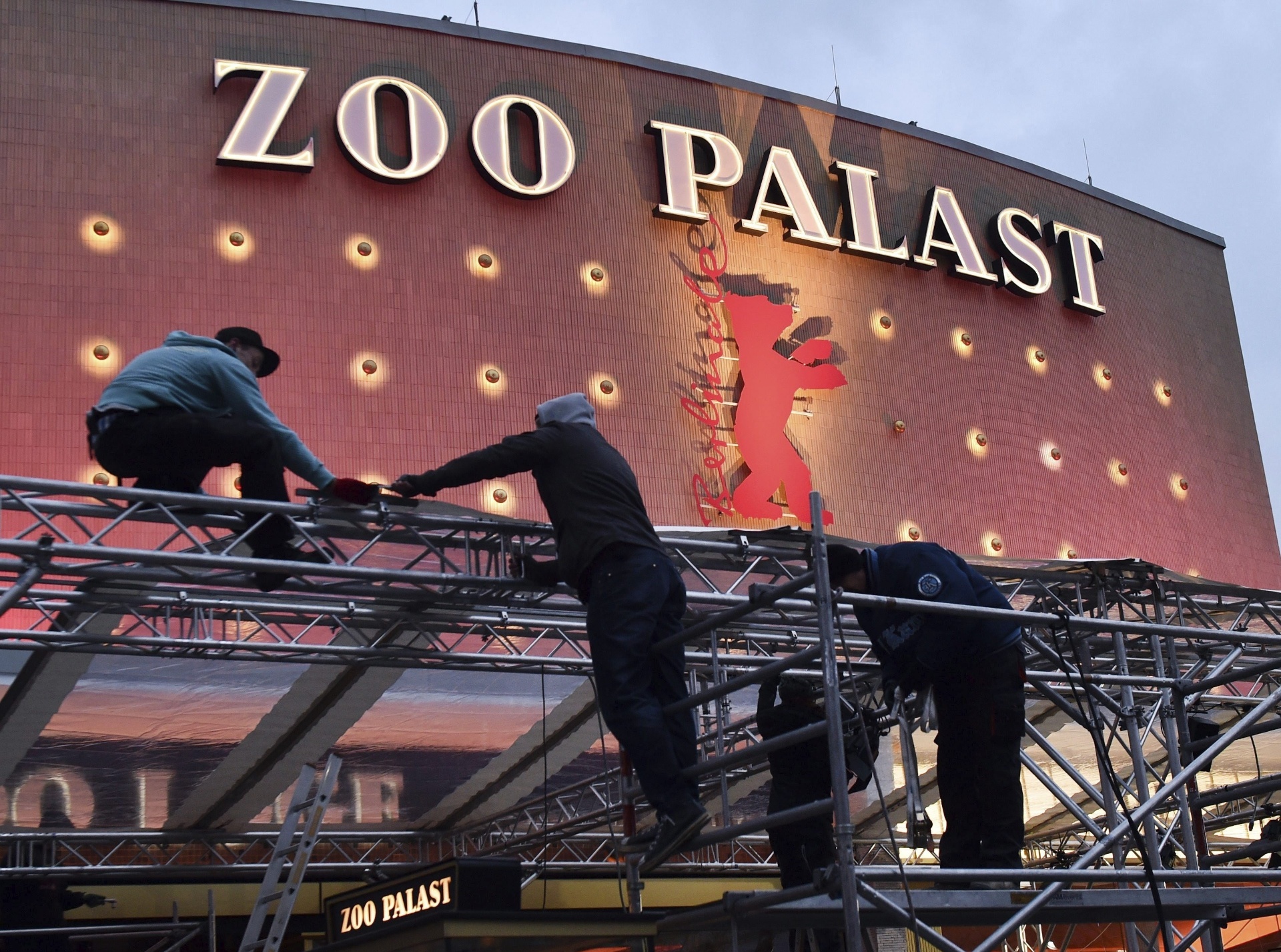 4.fev.2015 - Trabalhadores acertam últimos preparativos para o Festival de Berlim, na Alemanha - Jens Kalaene/EFE