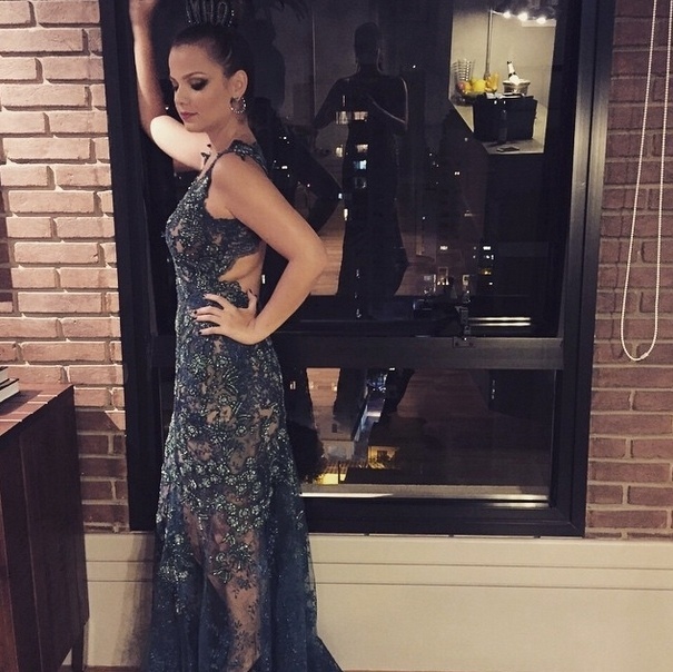 5.fev.2014 - A atriz Milena Toscano foi ao Baile da Vogue com um vestido de renda verde da Lethicia Bronstein e acessório de cabeça do Walério Araújo - Reprodução/Instagram @milenatoscano
