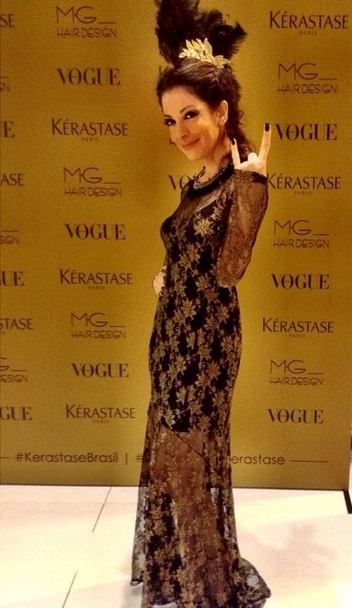 5.fev.2014 - Ana Paula Padrão posa fazendo sinal roqueiro com vestido longo de renda da Vapor's, acessório de cabeça da Graciella Starling e colar Bendita Benedita. O visual foi feito pelo stylist Thidy Alves e a beleza por Marco Antônio Biaggi - Reprodução/Instagram @anapaulapadrao