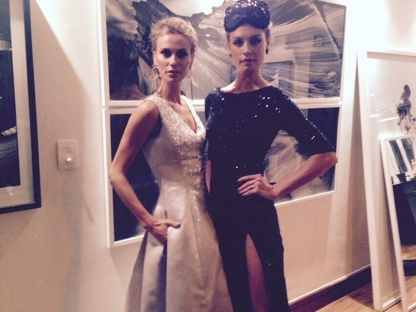 5.fev.2014 - De branco e preto, as modelos Renata Kuerten e Patricia Beck posam juntas antes de ir ao Baile da Vogue. O visual foi produzido pelo stylist Dudu Farias e a beleza feita por Renato Oliveira - Divulgação