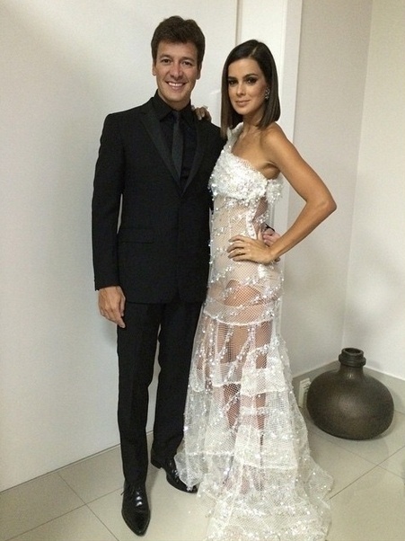 5.fev.2014 - Vera Viel, esposa do apresentador Rodrigo Faro, foi ao Baile da Vogue com um vestido longo transparente da Lethicia Bronstein, complementado com joias da Jack Vartanian - Reprodução/Instagram @veraviel