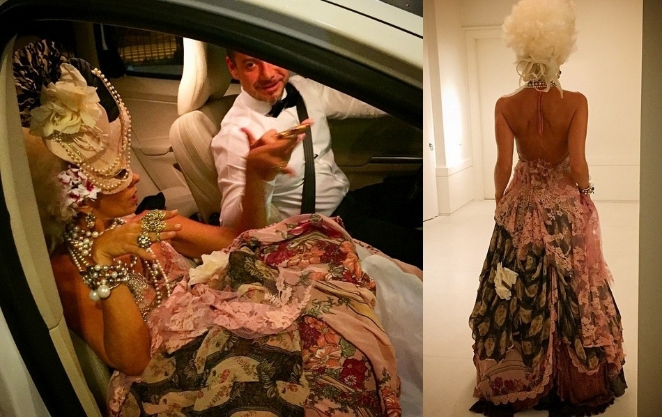 5.fev.2015 - Adriane Galisteu usou um look com referências do rocócó, que mistura de tecidos e estampas. Para complementar o visual, a apresentadora usou máscara e peruca branca - Reprodução/Instagram @galisteuoficial