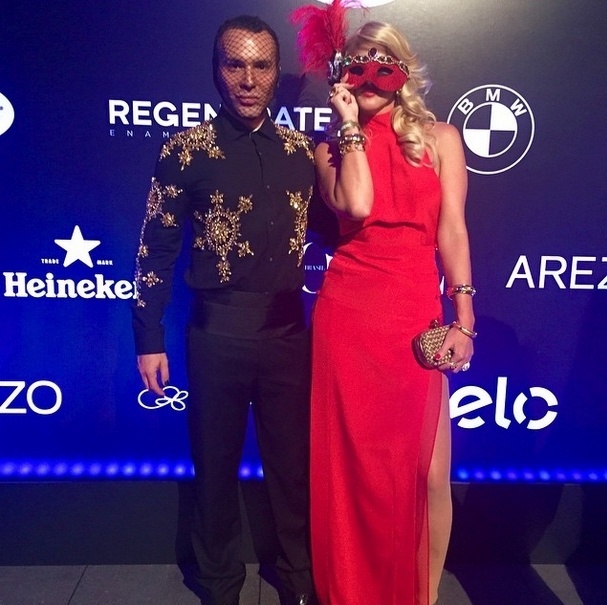 5.fev.2015 - Ao lado do stylist Matheus Massafera, a socialite Val Marchiori posa toda de vermelho, com fenda profunda e máscara - Reprodução/Instagram @valmarchiori