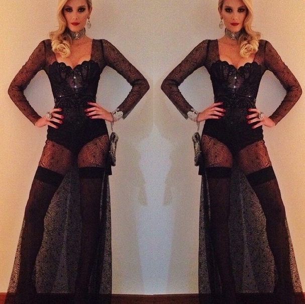 5.fev.2015 - Gianne Albertoni escolheu um look sensual para o baile da Vogue. O stylist Franco Pellegrino montou o visual com vestido preto transparente da Trinitá, corset da Madame Sher, acessórios do Marco Apollonio e sandália da Schutz - Reprodução/Instagram @albertonigianne