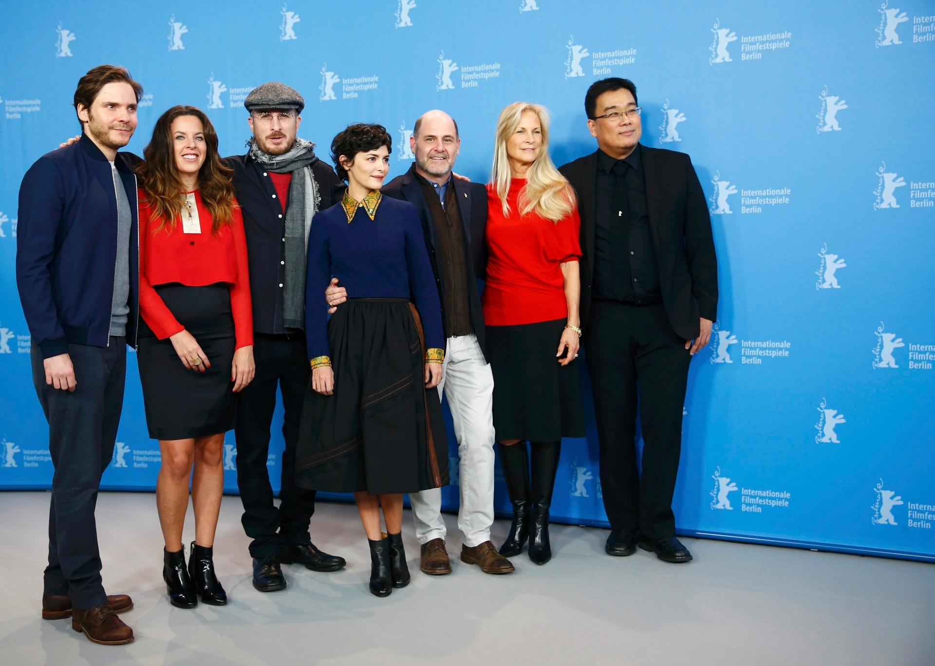 5.fev.2015 - Júri do Festival de Berlim é apresentado na abertura do evento: o ator alemão Daniel Bruehl, a diretora peruana Claudia Llosa, o produtor e autor Darren Aronofsky, a atriz francesa Audrey Tautou, o escritor e criador Matthew Weiner, a produtora Martha De Laurentiis e o diretor sul-coreano Bong Joon-ho - Hannibal Hanschke/Reuters