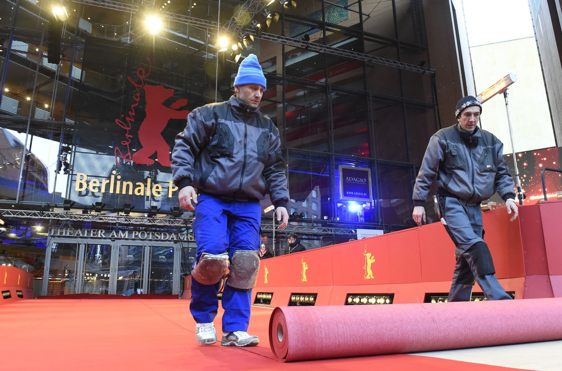 5.fev.2015 - Trabalhadores estendem o tapete vermelho pela Berlinale no primeiro dia do Festival de Berlim, na Alemanha - TOBIAS SCHWARZ/AFP