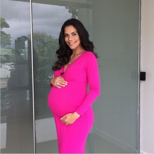 5.fev.2015- Daniela Albuquerque exibe barrigão de nove meses usando um vestido pink: "Look escolhido pela minha filha para gravação do 'Sob Medida'", escreveu a apresentadora em seu Instagram