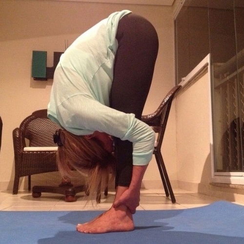 5.fev.2015- Zilu mostra boa flexibilidade aos 54 anos em foto publicada em seu Instagram: "Para levar para vida", escreveu a ex de Zezé Di Camargo