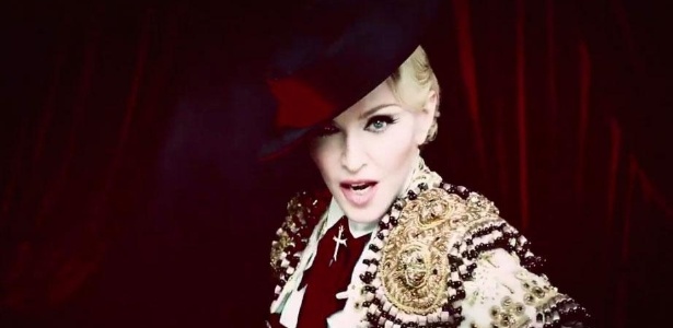 Cena do clipe "Living For Love", de Madonna - Reprodução