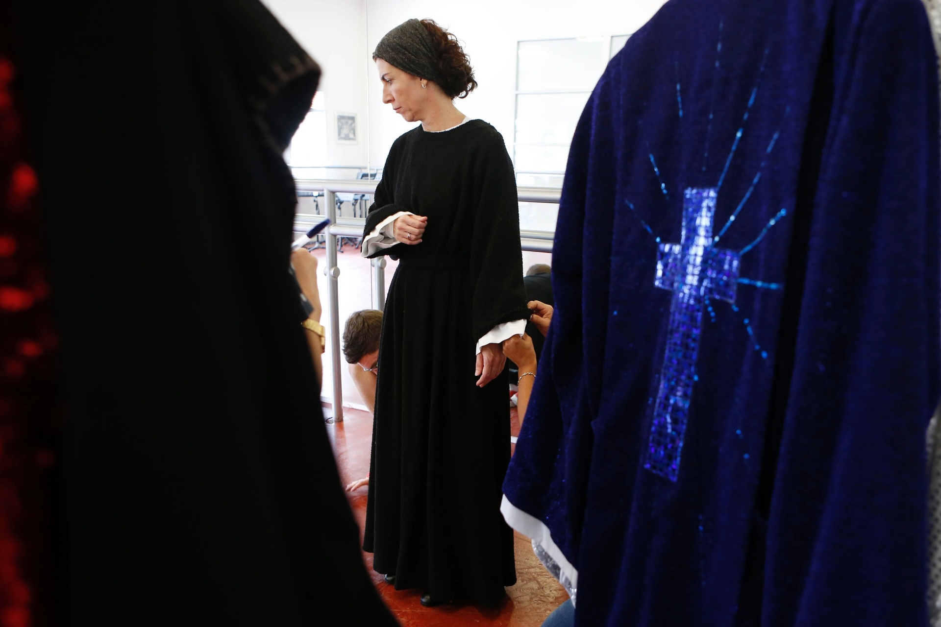 4.fev.2015 - Atores do musical "Mudança de Hábito" provam os figurinos do espetáculo, que estreia em São Paulo em março - Junior Lago/UOL