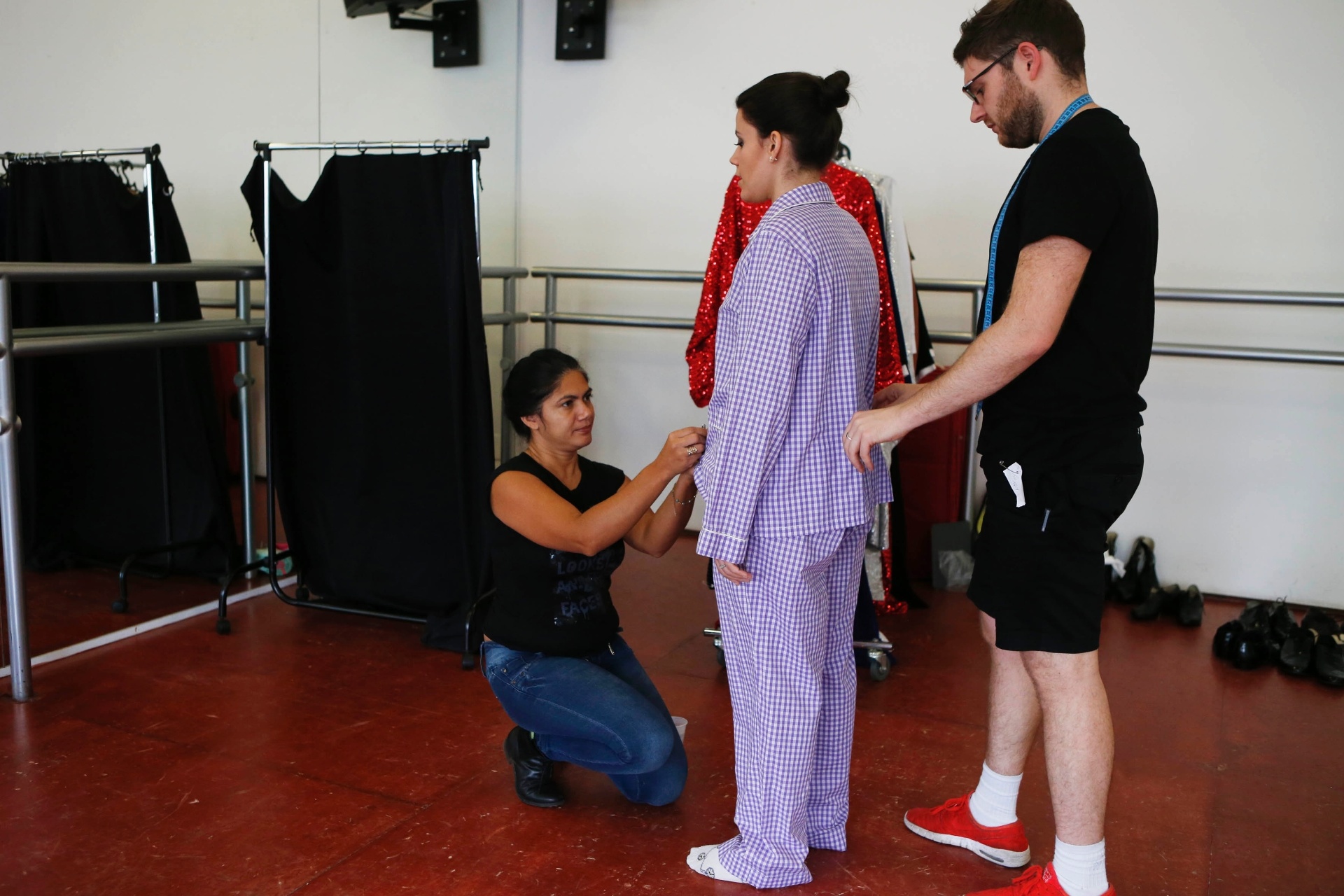 4.fev.2015 - Atores do musical "Mudança de Hábito" provam os figurinos do espetáculo, que estreia em São Paulo em março - Junior Lago/UOL