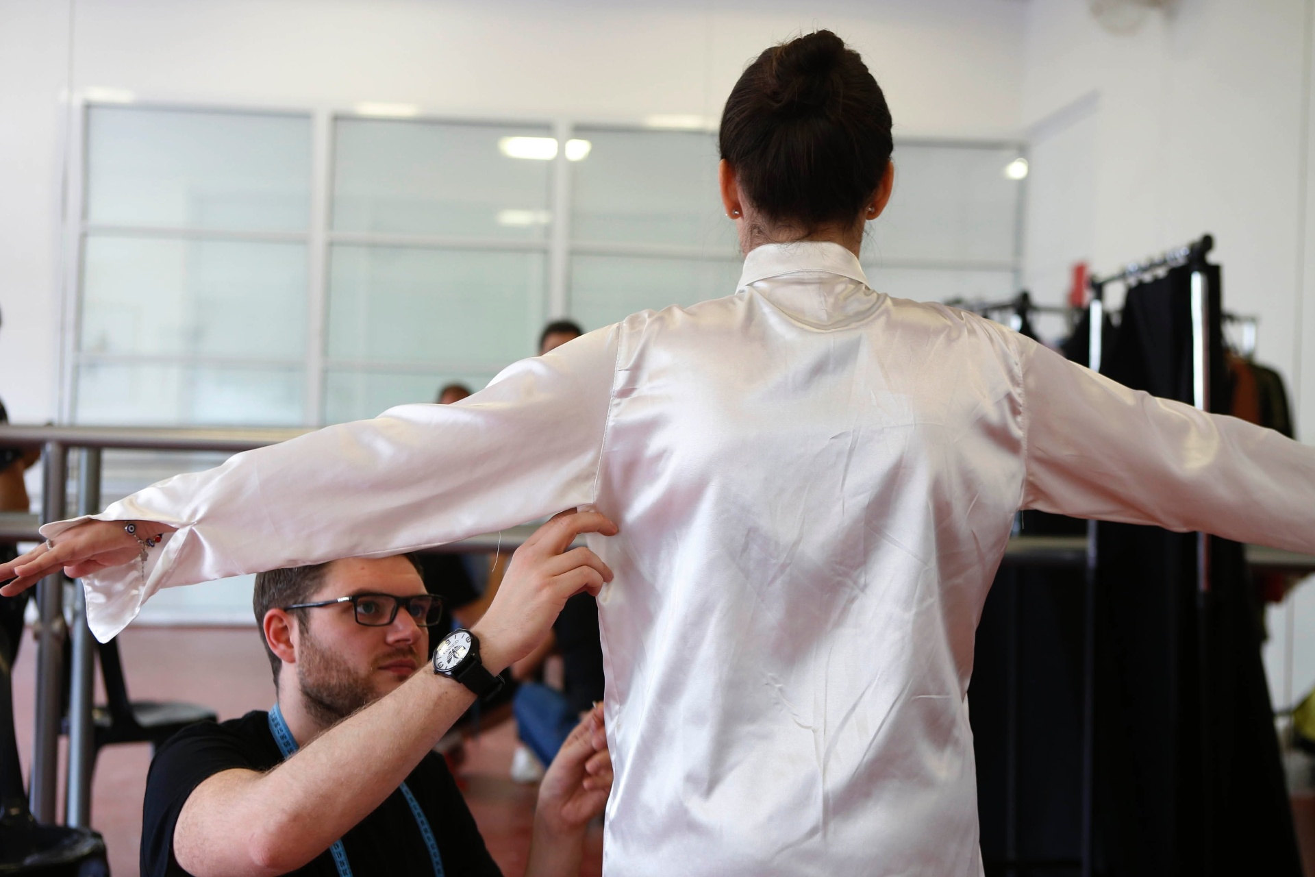 4.fev.2015 - Atores do musical "Mudança de Hábito" provam os figurinos do espetáculo, que estreia em São Paulo em março - Junior Lago/UOL