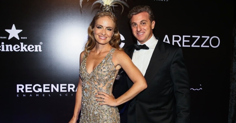 5.fev.2015 - O casal global Angélica e Luciano Huck prestigiam o Baile da Vogue, no hotel Unique, na zona sul de São Paulo, nesta quinta-feira