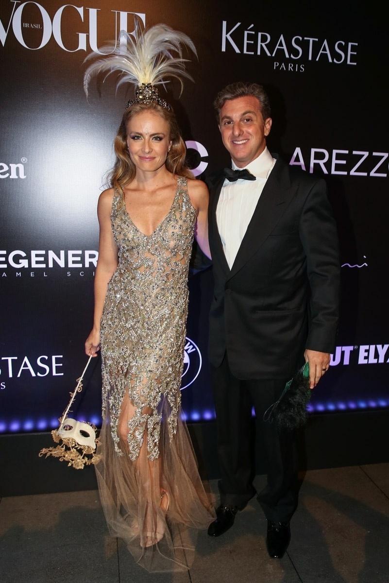 5.fev.2015 - O casal global Angélica e Luciano Huck prestigiam o Baile da Vogue, no hotel Unique, na zona sul de São Paulo, nesta quinta-feira