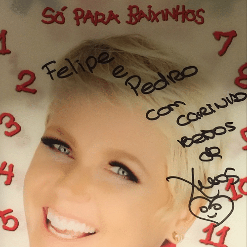 5.fev.2015 - Paulo Franco, superintendente artístico da Record, exibe autógrafo de Xuxa em um DVD, na noite desta quinta-feira