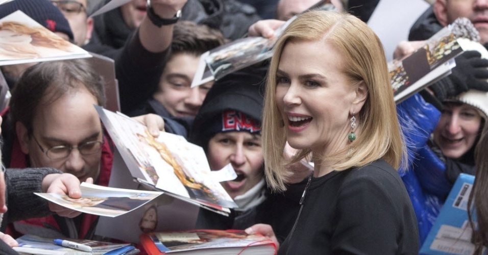 6.fev.2015 - A atriz Nicole Kidman atende ao público na chegada para a sessão de 