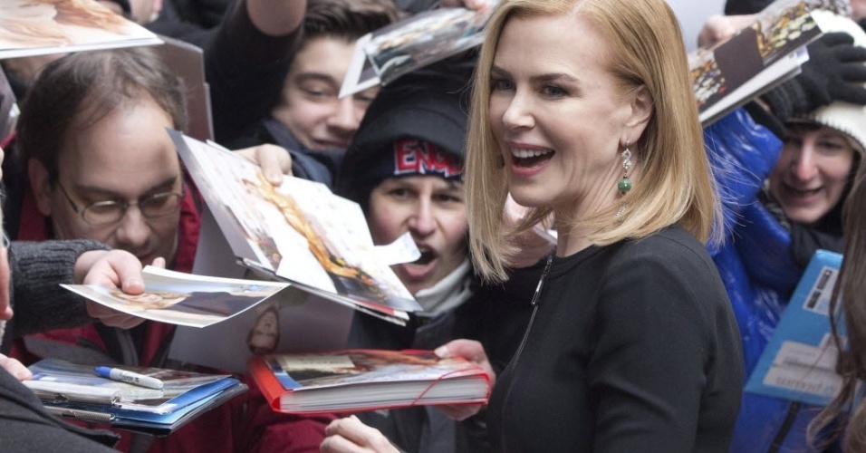 6.fev.2015 - A atriz Nicole Kidman atende ao público na chegada para a sessão de 