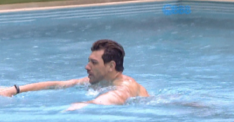 6.fev.2015 - Cézar não se incomoda com chuva e pula na piscina