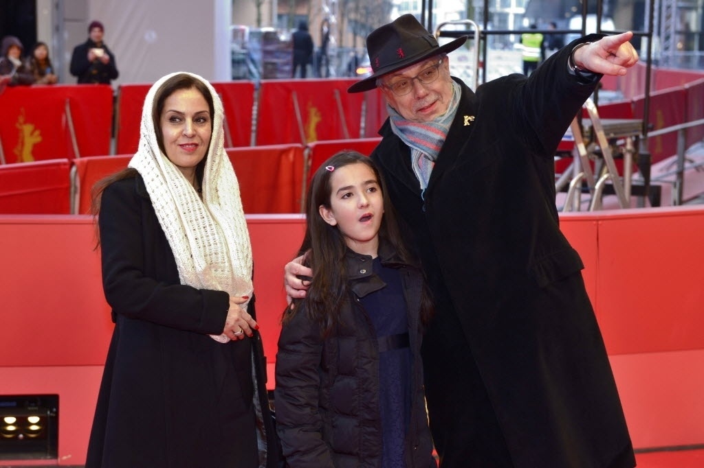 6.fev.2015 - O diretor do festival, Dieter Kosslic, recepciona no trapete vermelho a sobrinha do cineasta iraniano Jafar Panahi, diretor do filme "Taxi" que não pode comparecer ao evento por estar proibido de sair de seu país. - John MacDougall/AFP