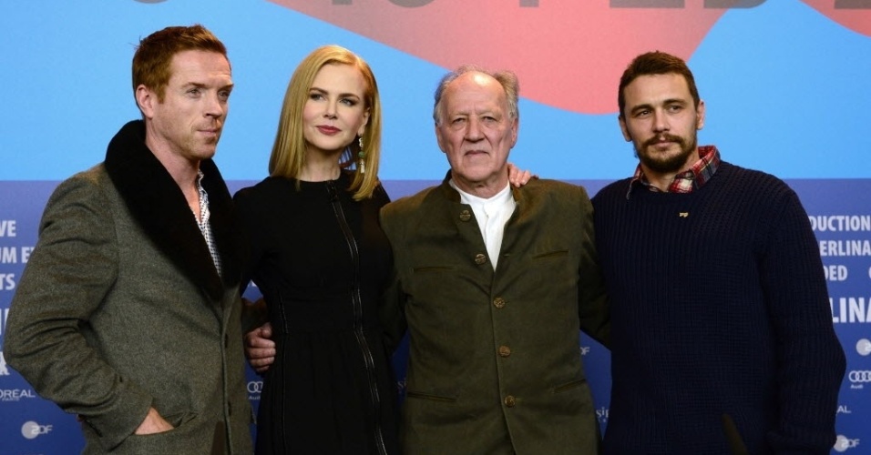 6.fev.2015 - Os atores Damian Lewis, Nicole Kidman e James Franco posam acompanhados por Werner Herzog, que os dirigiu no filme 