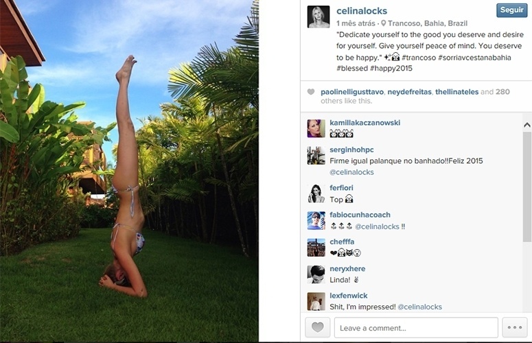 Em foto tirada em Trancoso, na Bahia, a modelo aparece de biquíni fazendo uma posição de yoga