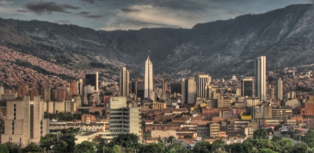 Medellín (foto) e Nova York reduziram drasticamente seus índices de violência nas últimas décadas, com políticas que vão do investimento em educação à reforma da polícia, agora mais humana e menos corrupta - Creative Commons/David Peña