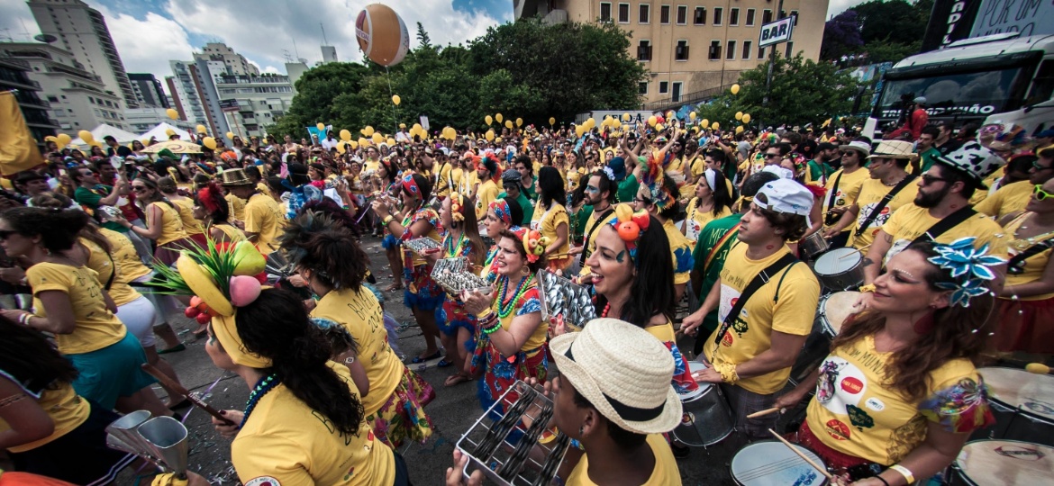 No Carnaval de 2015, membros da bateria do Bangalafumenga divertem foliões na avenida Paulo VI, que está vetada para blocos em São Paulo - Rafael Roncato / UOL