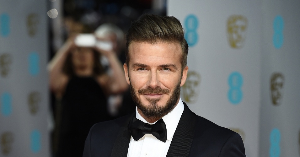 08.fev.2015 - O ex-jogador de futebol David Beckham posa para fotos no tapete vermelho do Bafta 2015