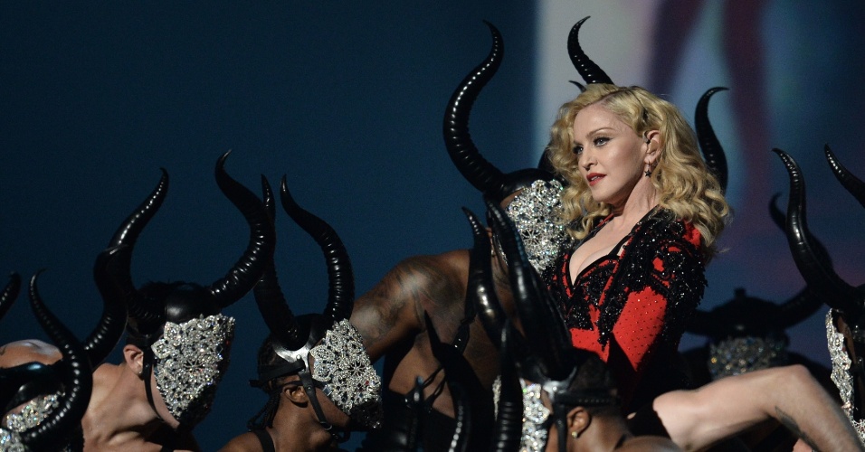 08.fev.2015 - A cantora Madonna se apresenta durante o entrega do prêmio Grammy 2015