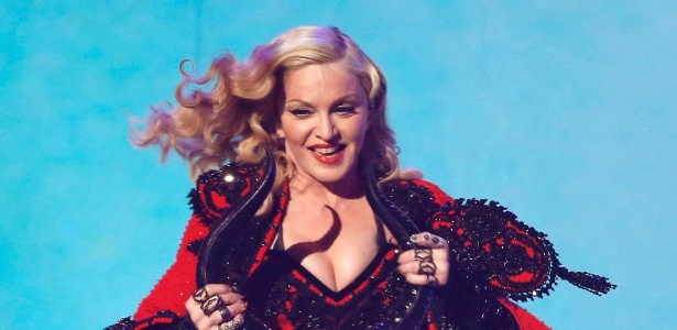 08.fev.2015 - A cantora Madonna durante apresentação no Grammy 2015 - Lucy Nicholson/Reuters