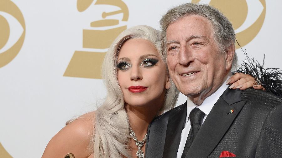 08.fev.2015 - Lady Gaga e Tony Bennett com o Grammy por melhor álbum vocal pop tradicional - Paul Buck/EFE/EPA