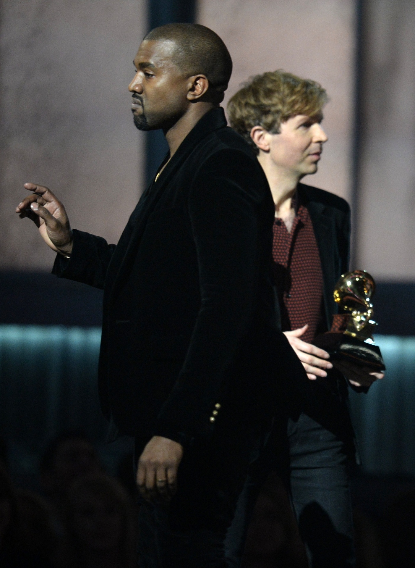 8.fev.2015 - Kanye West faz uma brincadeira com Beck, em referência ao VMA de 2009, quando invadiu o palco e interrompeu o discurso de Taylor Swift para dizer que quem merecia o prêmio era Beyoncé - ROBYN BECK/AFP