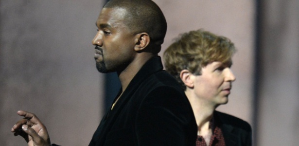 Kanye West faz brincadeira com Beck no palco da premiação do Grammy deste ano - ROBYN BECK/AFP