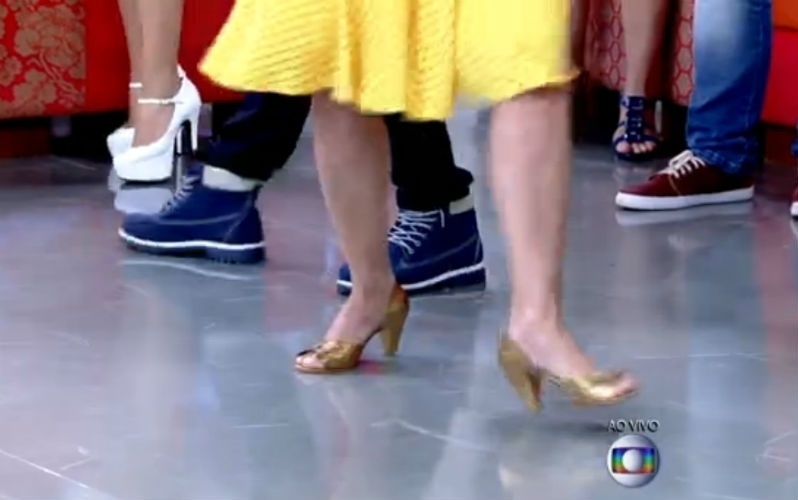 9.fev.2015 - Fátima Bernardes dá aula de frevo a Marcello Melo Jr., vencedor da "Dança dos Famosos", em 2014