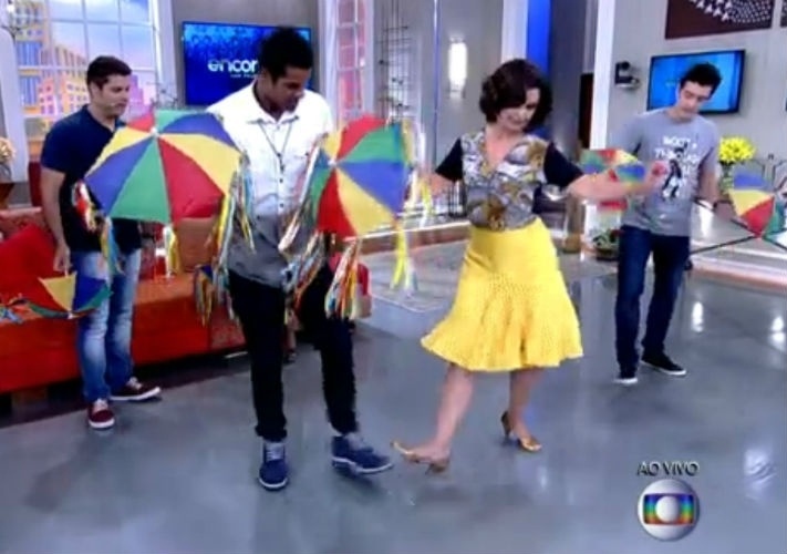 9.fev.2015 - Fátima Bernardes dá aula de frevo a Marcello Melo Jr., vencedor da "Dança dos Famosos", em 2014