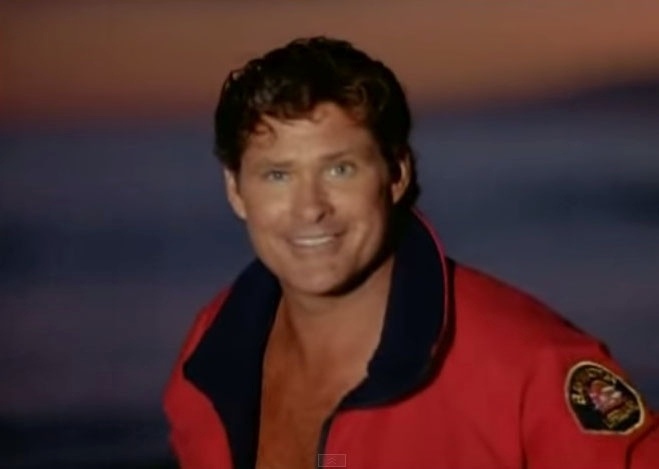 "Baywatch" (1989-2001) sem Pamela Anderson correndo de maiô pela praia não tinha muito como dar certo. Foi isso que os produtores de "Baywatch Nights" descobriram com o fracasso da série, que mesmo contando com David Hasselhoff, um dos protagonistas da série original, não caiu no gosto do público e teve apenas duas temporadas, de 1995 a 1997 - Reprodução/Youtube