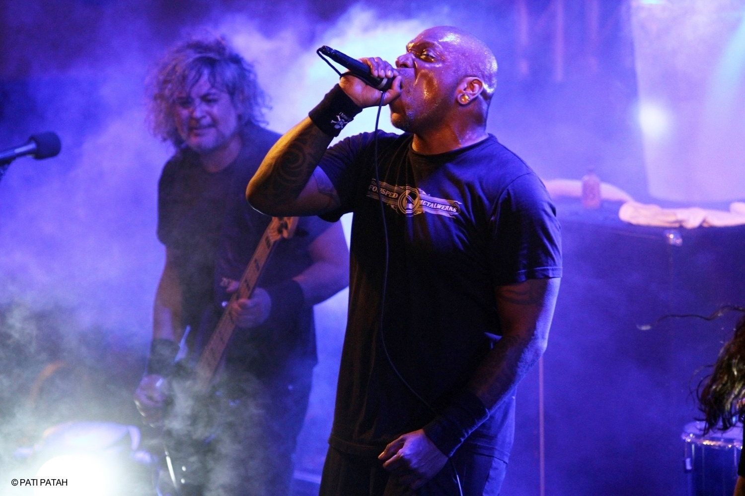 O vocalista Derrick Green e o baixista Paulo Xisto (ao fundo), do Sepultura, durante show no "Motorcycle Rock Cruise" - Pati Patah