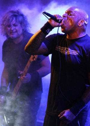 O vocalista Derrick Green e o baixista Paulo Xisto (ao fundo), do Sepultura, durante show no "Motorcycle Rock Cruise" - Pati Patah - Pati Patah