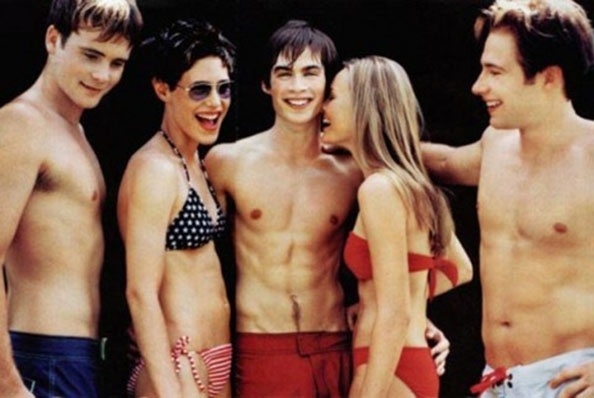 Reunindo um elenco cheio de gente jovem e bonita, a série "Young Americans" tentou pegar carona no sucesso de "Dawson's Creek" (1998-2003) ao contar a história de um amigo de infância de Pacey (Josuah Jackson), Will Krudski (Rodney Scott), que volta à cidade. Enquanto o drama adolescente de Dawson, Joey e companhia durou seis temporadas, seu spin-off não conseguiu ultrapassar a marca de oito episódios - Reprodução
