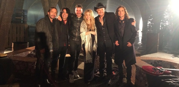 Shakira posa junto com os integrantes do Maná para divulgar a parceria musical - Divulgação