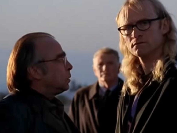 "The Lone Gunmen" foi uma série derivada de "Arquivo X" (1993-2002) e girava em torno dos personagens Melvin Frohike, John Fitzgerald Byers e Richard Langly, responsáveis pela publicação de uma revista sobre teorias conspiratórias. Enquanto os agentes Fox Mulder e Dana Scully permaneceram na televisão por nove temporadas e "Arquivo X" foi vencedora de três Globos de Ouro de melhor série dramática, "The Lone Gunmen" teve apenas 13 episódios, em 2001 - Reprodução