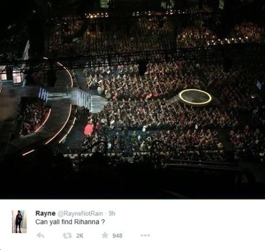 Um internauta colocou uma mancha rosa em meio a uma imagem aérea do público do Grammy e brincou: "Vocês conseguem encontrar a Rihanna?"