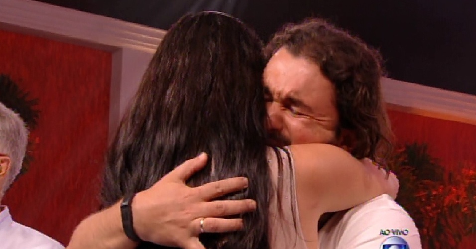 10.fev.2015 - Chorando, Marco abraça mulher após eliminação