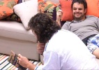 Após rezar terço, Marco lê trecho de livro para Adrilles - Reprodução/TV Globo