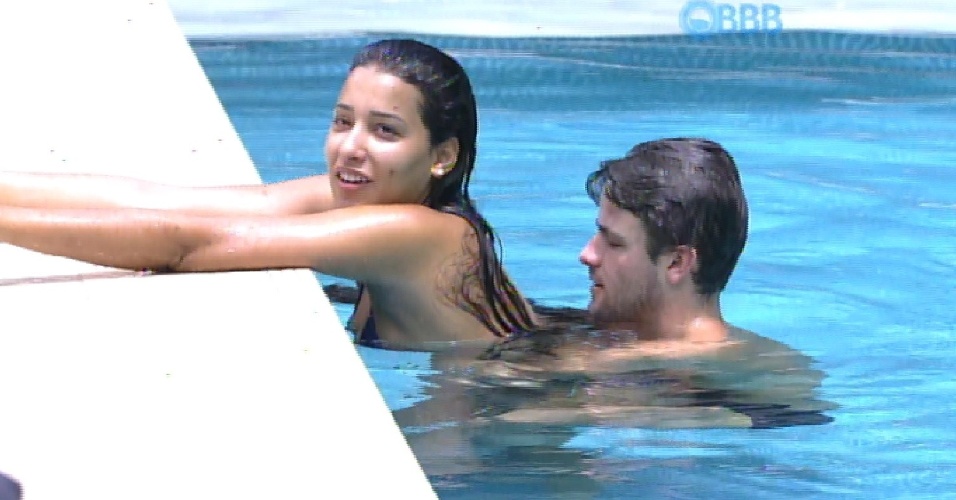 10.fev.2015 - Rafael agarra Talita na piscina do "BBB15" e o casal aproveita para namorar