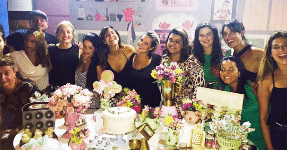 9.fev.2015 - Fernanda Souza faz chá de cozinha com amigas famosas, nesta segunda-feira, 15 dias antes de trocar alianças com o cantor Thiaguinho