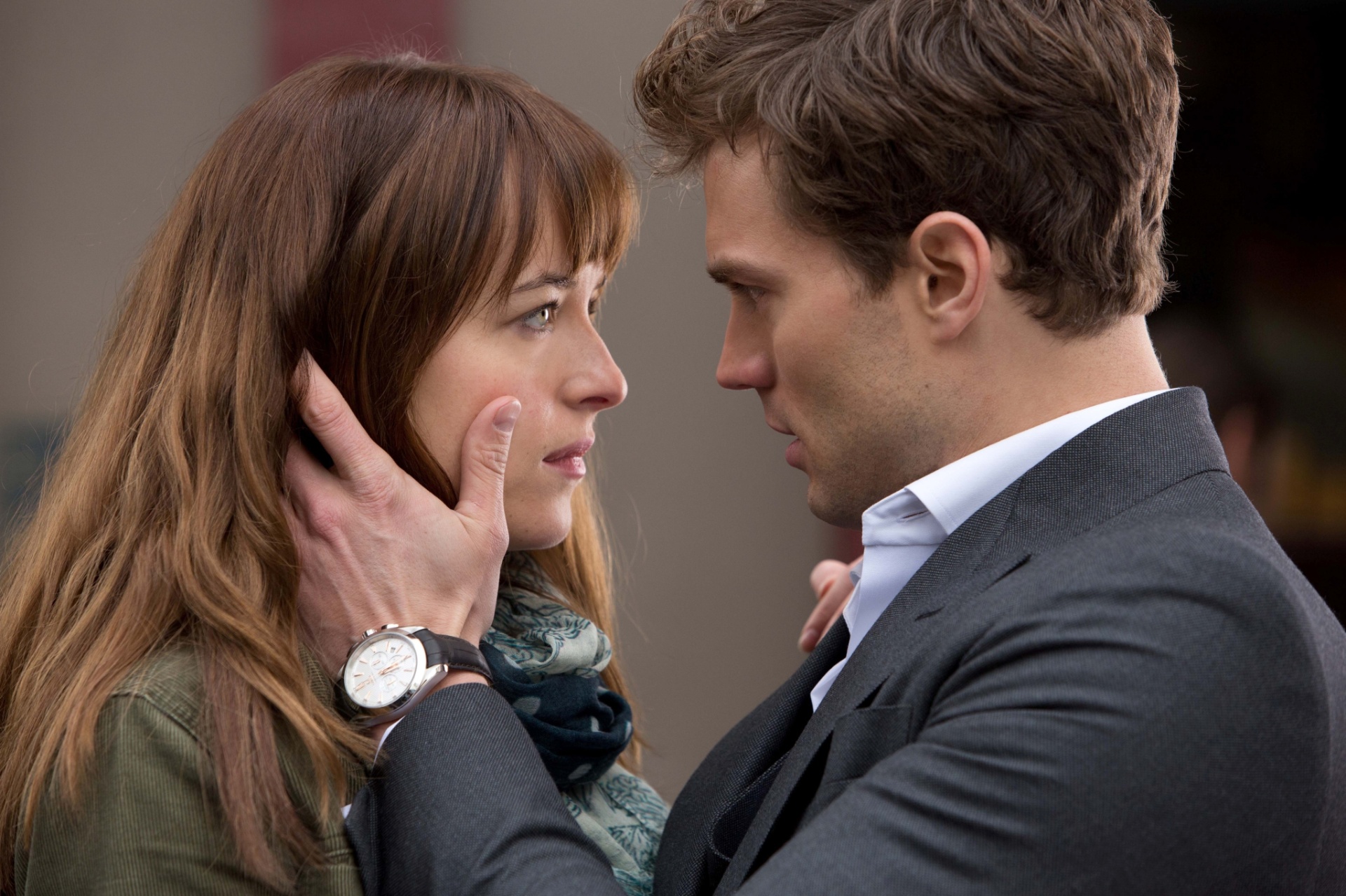 Anastasia Steele (Dakota Johnson) e Christian Grey (Jamie Dornan) em cena romântica de "Cinquenta Tons de Cinza" - Divulgação