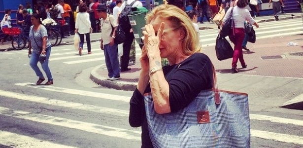 Atriz Jessica Lange fotografa na Rua 25 de Março, no centro de São Paulo