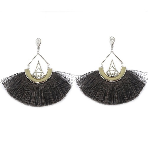 Brinco com franja, da Olha Que Linda. Preço: R$ 30. Informações: www.olhaquelinda.com.br | Preço e disponibilidade pesquisados em fevereiro de 2014 e sujeitos a alterações - Divulgação